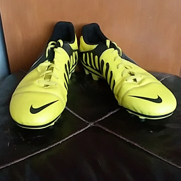 neon yellow nike soccer cleats
